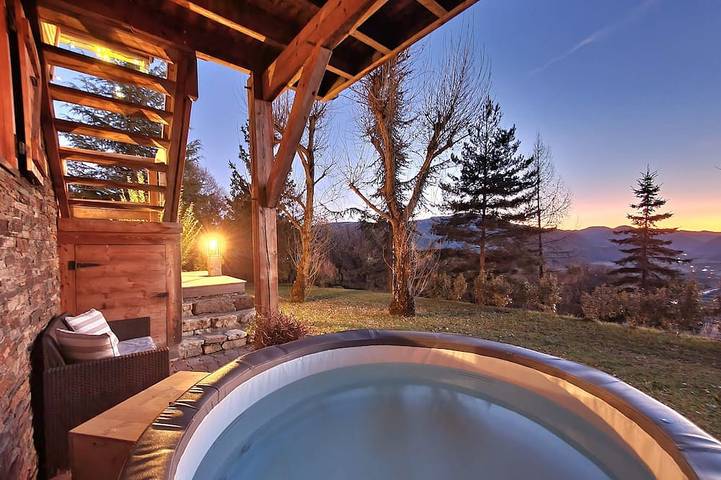 Gîte pour 2 personnes, avec jardin ainsi que jacuzzi et terrasse à La Bâtie-Neuve