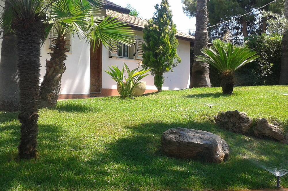 “Casetta Giuliana surrounded by a beautifull garden\" \"ideal for a pair\" - Wi-fi Internet in Spiaggia di Eloro, Lido di Noto