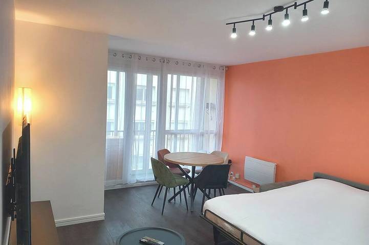 Appartement entier, Apparemment T2 proche du centre in Saint-Brieuc, Côte de Goëlo