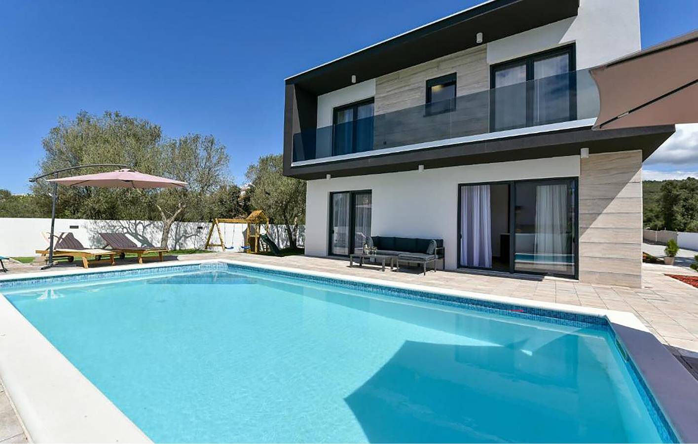 Gemütliche 2-Zimmer-Wohnung mit Pool und WLAN, in der Nähe des Strandes Dječji Raj in Sukosan, Zadar
