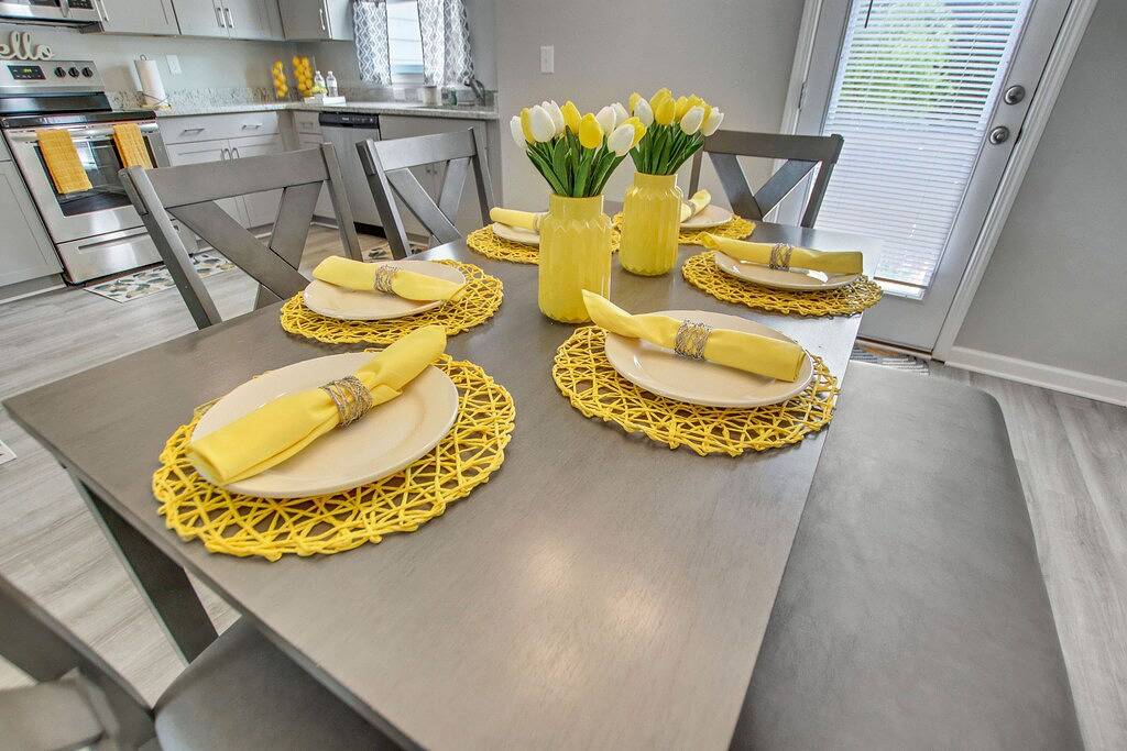 Elegant Townhome - 8 mins Atl airport - 15 mins Tyler Perry Studios in East Point, Fulton County