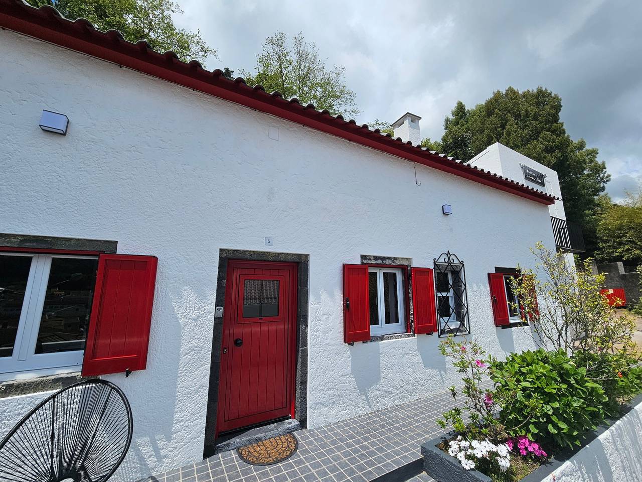 Holiday Home 'Paradise House Furnas' with Mountain View, Private Terrace and Wi-Fi in São Miguel Island, Furnas