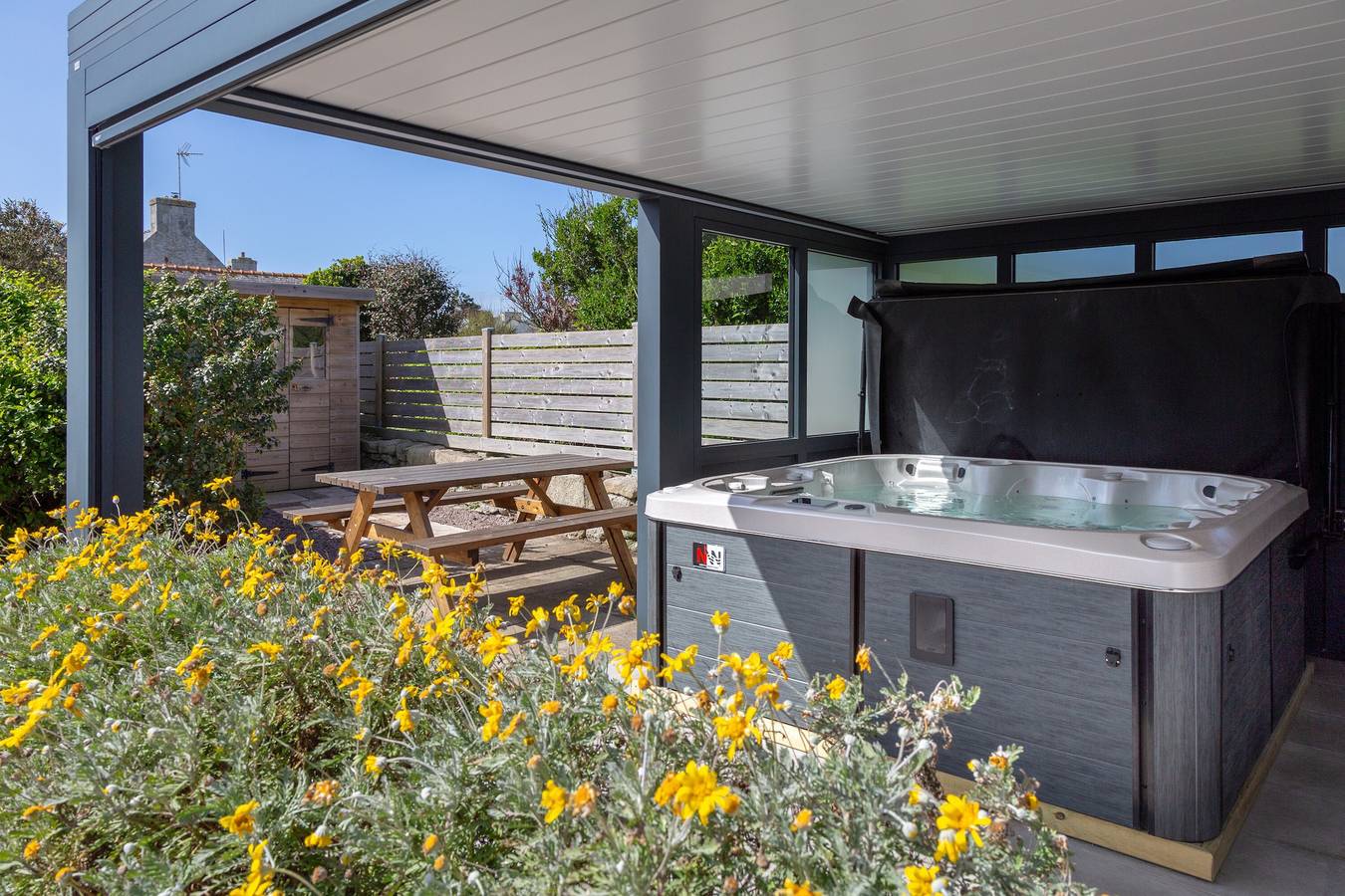 Ferienhaus 'Penty À Deux pas ce La Mer' mit privatem Garten und Whirlpool in Penmarc'h, Côte de Cornouaille