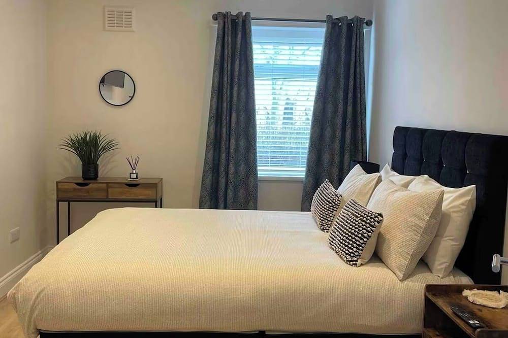 Entire apartment, 2-bedroom apartment in lovely Dumfries with hot tub & disability enabled access in Dumfries, Dumfries and Galloway