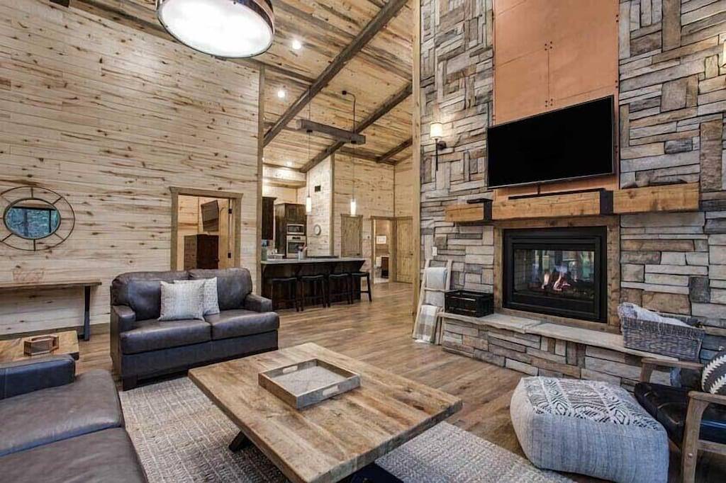 \"Rustic Hollow Cabin\" Modern Luxury w. Hot Tub Creekside in Broken Bow, Broken Bow Lake