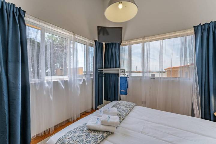 Gîte pour 2 personnes, avec terrasse ainsi que jardin et piscine dans Angeiras - 2