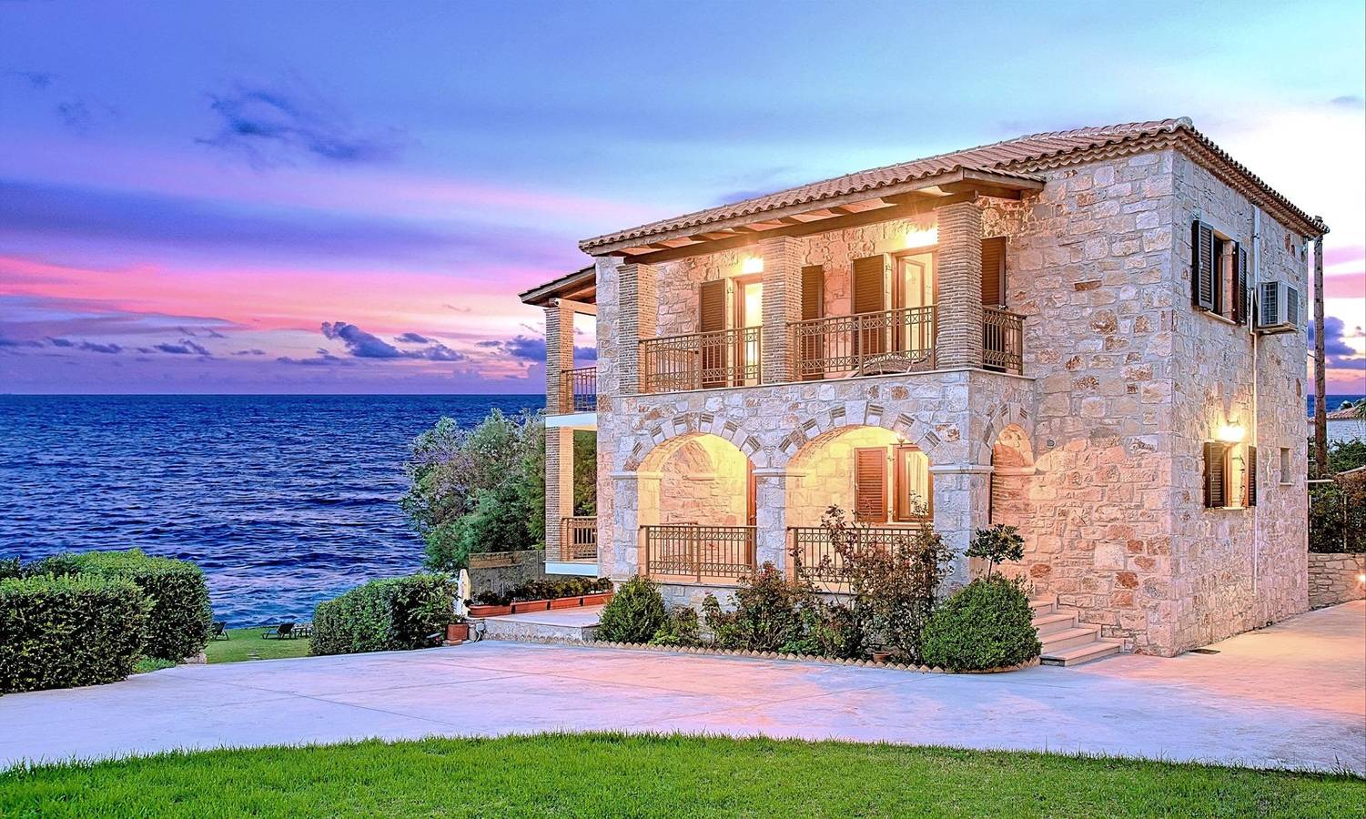 Spacious Seaside Villa with Pool, Garden and Direct Sea Access in Ψαρού, Αλυκές