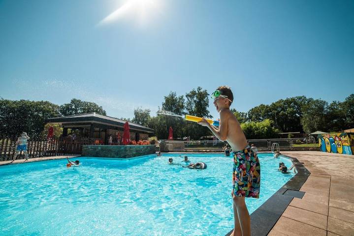 Camping voor 4 personen, met terras en zwembad in Belgisch-Limburg