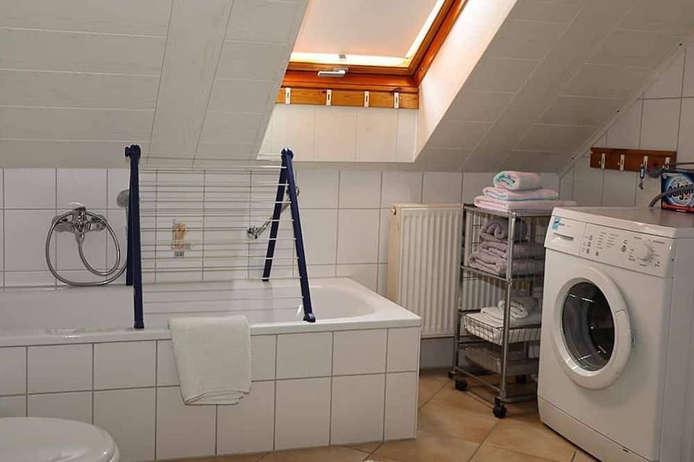 Ganze Wohnung, 5-Bett-Ferienwohnung Dusche/Wc mit Balkon - Ferienwohnungen Heck in Habscheid, Eifelkreis Bitburg-Prüm