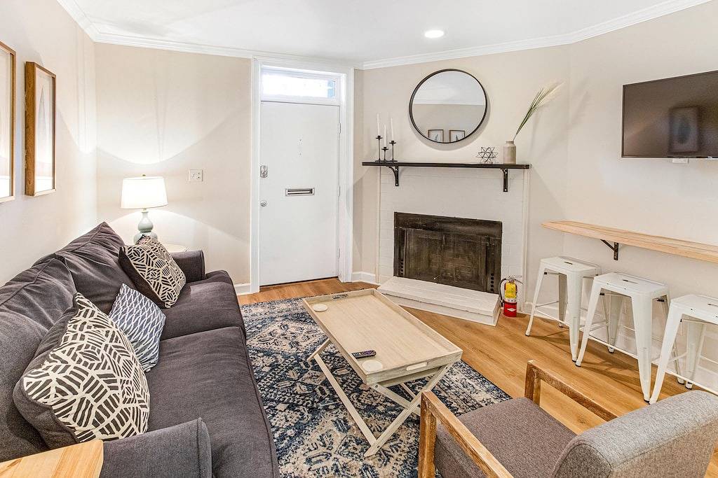 Ganze Wohnung, Southern Chic Apt. on Forsyth Park w/ Parking, No Stairs by Lucky Savannah in Savannah, Chatham County