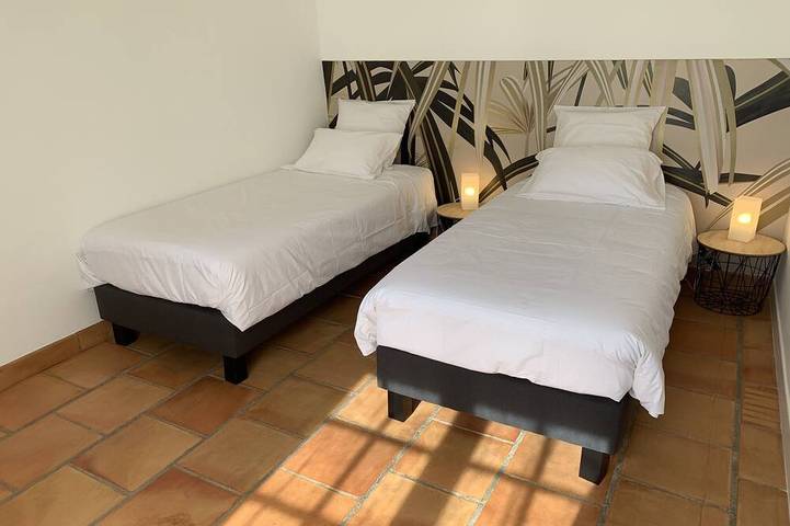 Gîte pour 4 personnes, avec terrasse ainsi que piscine et jardin à Saint-Jean-de-Maruéjols-et-Avéjan - 2