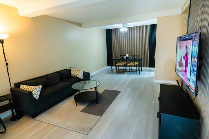 Holiday rental for 4 people, with hot tub in Calgary