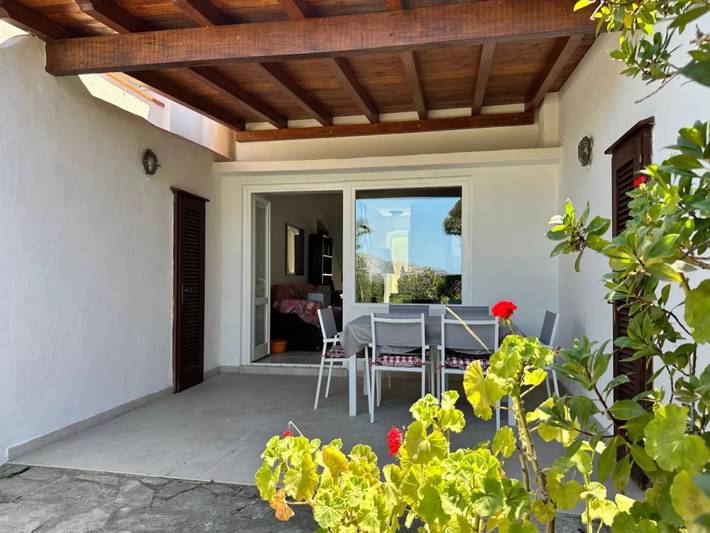 Villa voor 6 personen, with uitzicht op zee and tuin as well as uitzicht in Stintino