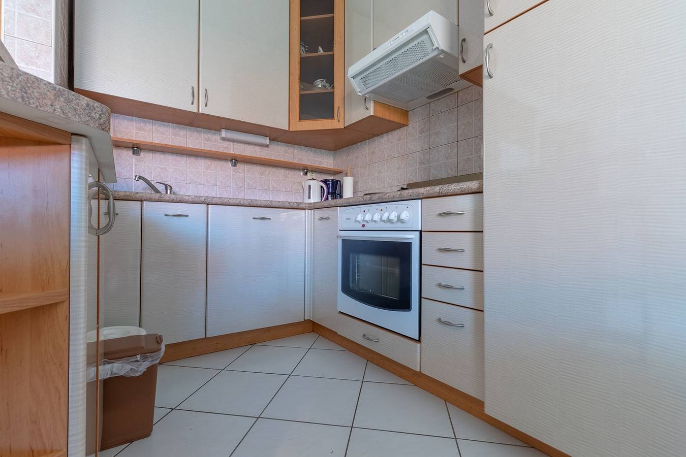Ganze Wohnung, Apartment für zwei Personen mit Blick auf die Stadt. in Baska, Krk