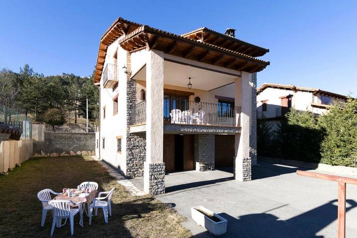 Casa rural para 8 personas, con Balcón y Terraza además de Jardín y Vistas en Miravete de la Sierra