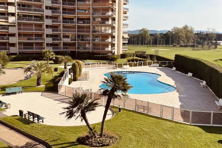 Gîte pour 2 personnes, avec piscine et balcon dans Port de Cannes Marina