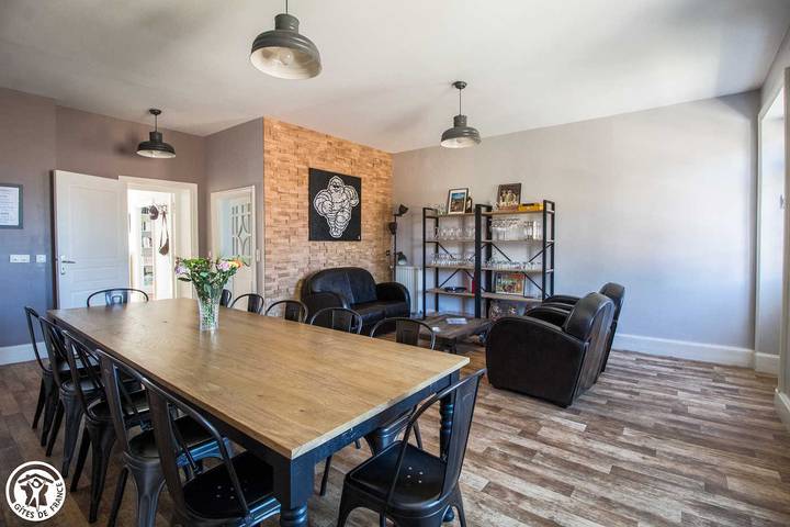 Gîte pour 15 personnes, avec terrasse et jardin, animaux acceptés à Montpeyroux (Puy-de-Dôme) - 4