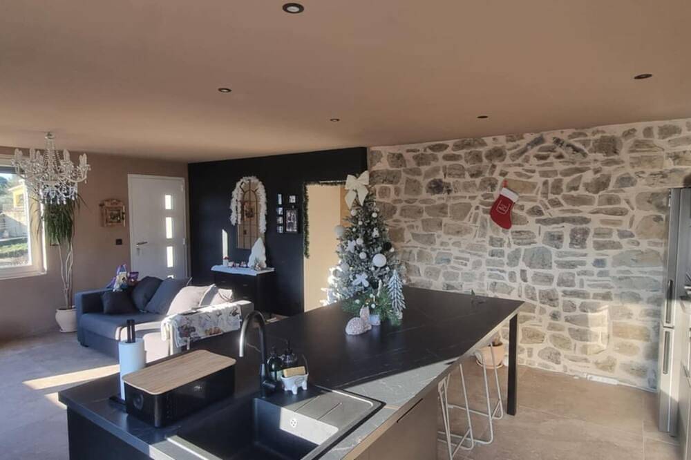 Maison de campagne, avec belle vue sur la montagne. Proche de balade et rivière. in Vesseaux, Parc naturel régional des Monts d'Ardèche