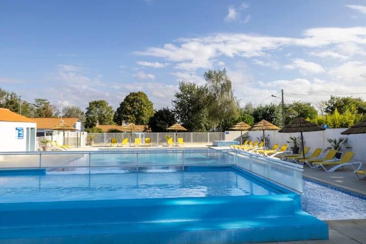 Tente pour 6 personnes, avec jacuzzi et terrasse ainsi que bassin pour enfant et piscine, animaux acceptés en Vendée - 2