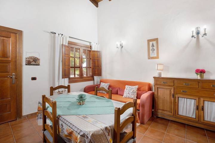 Apartamento entero, Apartamento vacacional 'Finca La Bonita Ap P1' con piscina, terraza compartida y Wi-Fi in Arona , Tenerife Sur
