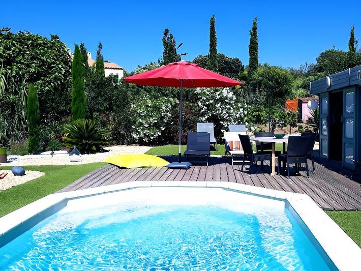 Location de vacances pour 8 personnes, avec jardin ainsi que piscine et terrasse dans Plage Du Pradeau