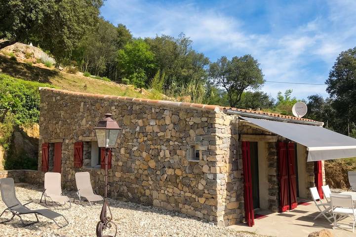 Location de vacances pour 12 personnes, avec Terrasse ainsi que Jardin et Piscine à Saint-Julien-de-la-Nef