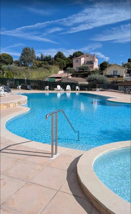 Camping pour 5 personnes, avec Terrasse et Jardin ainsi que Bassin pour enfant et Piscine