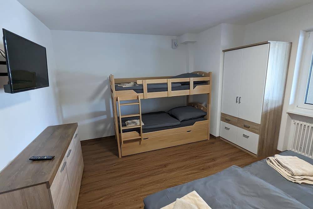 Ganze Wohnung, Ferienwohnung (4) 2.Og - 70 qm - mit Balkon - dirket am Bahnhof in Europa-Park, Ringsheim