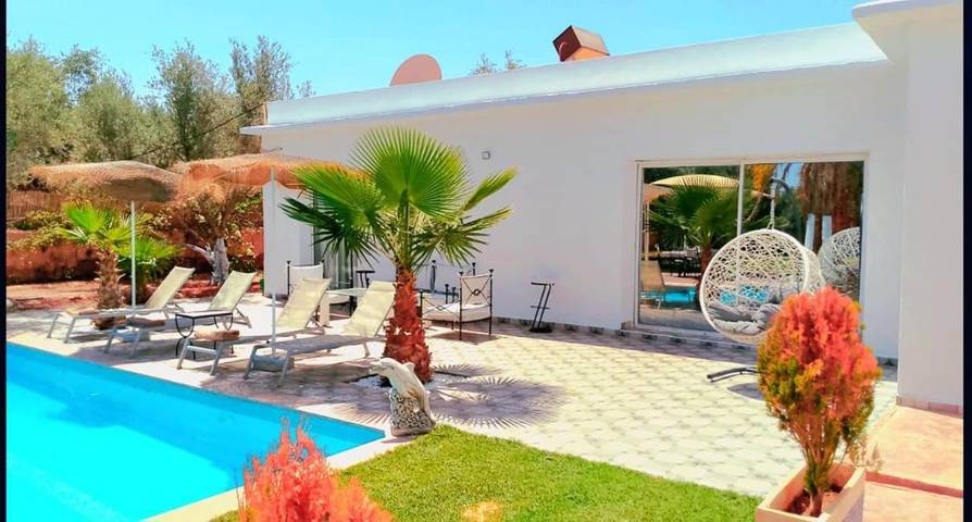 Villa pour 8 personnes, avec vue ainsi que jardin et piscine