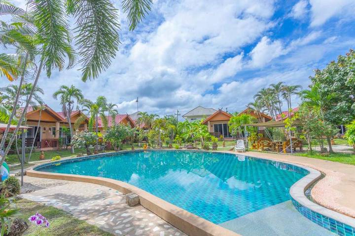 Hôtel pour 5 personnes, avec jardin ainsi que piscine et vue dans Saraphi