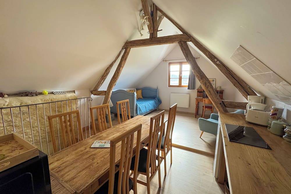 Gîte indépendant pouvant accueillir jusqu'à 6 personnes, situé dans une forêt. in Saint-Parize-le-Châtel, Nièvre