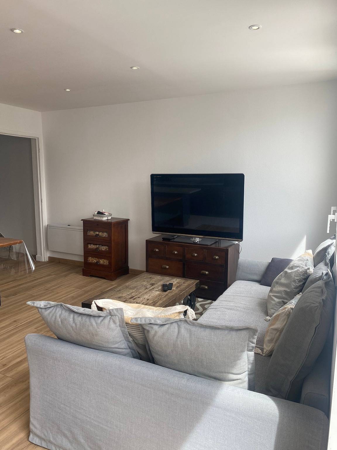Appartement entier, Appartement « Cœur Centre Ville 50 m Plage » Vue Mer, Terrasse Privée et Wi-Fi in Royan, Côte de Beauté