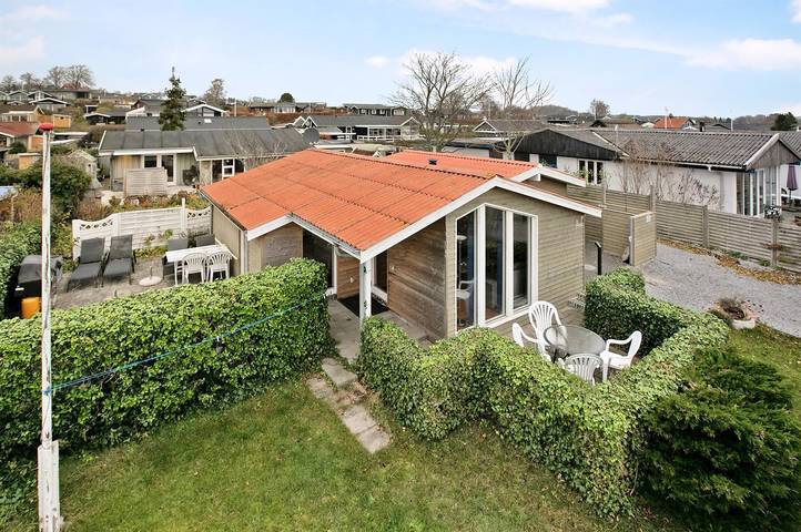 Ferieudlejning for 6 personer, med terrasse, husdyr tilladt i Følle Strand