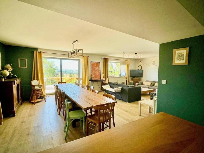 Location de vacances pour 14 personnes, avec vue ainsi que piscine et jardin à Beaubery