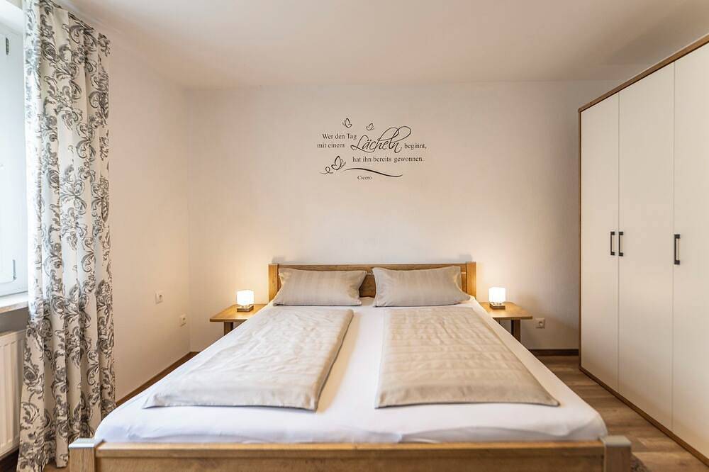 Ganze Wohnung, Ferienwohnung 90qm im Erdgeschoss mit Wintergarten in Moosbach, Naturpark Nördlicher Oberpfälzer Wald