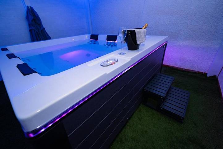 Villa pour 6 personnes, avec jacuzzi ainsi que jardin et piscine, adapté aux familles à Polignano a Mare - 2