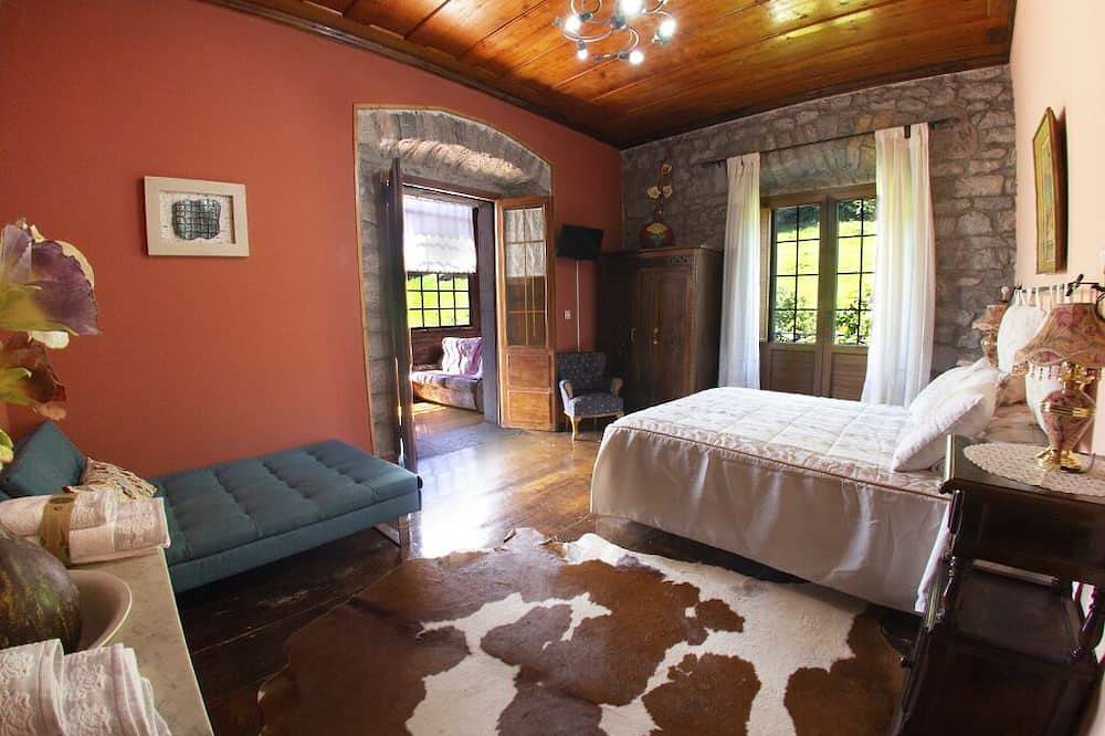 La Casona de Belmonte Farmhouse in Belmonte de Miranda, Cordillera Cantábrica