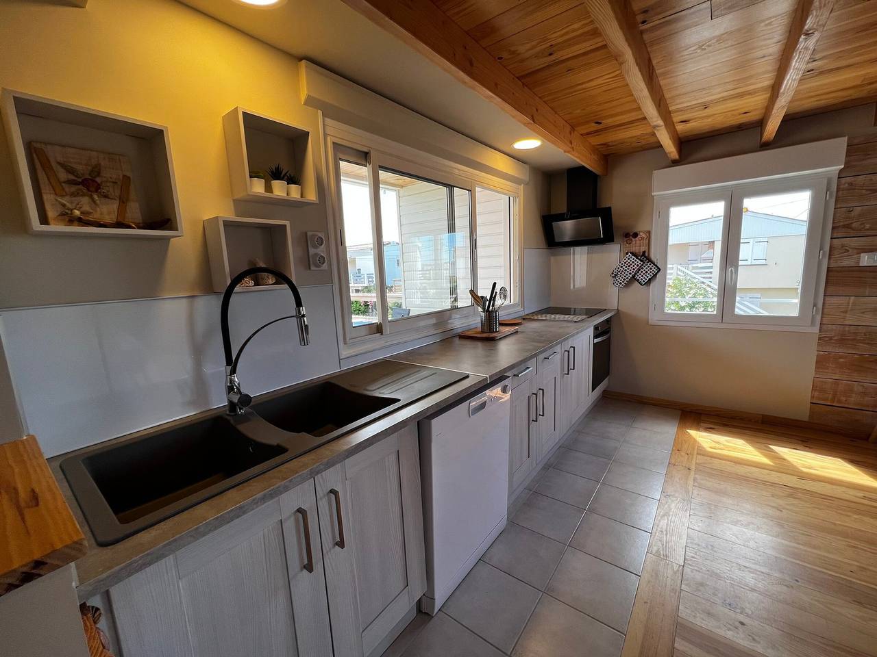 Beautiful 2-Story Chalet with Wifi and Ac, 250m from Beach - Gruissan, Sleeps 6 in Gruissan (Ville), Gruissan
