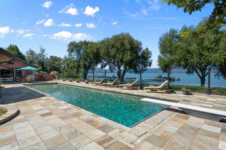 Vacation rental for 10 people, with lake view and garden as well as pool, with pets in Central Okanagan