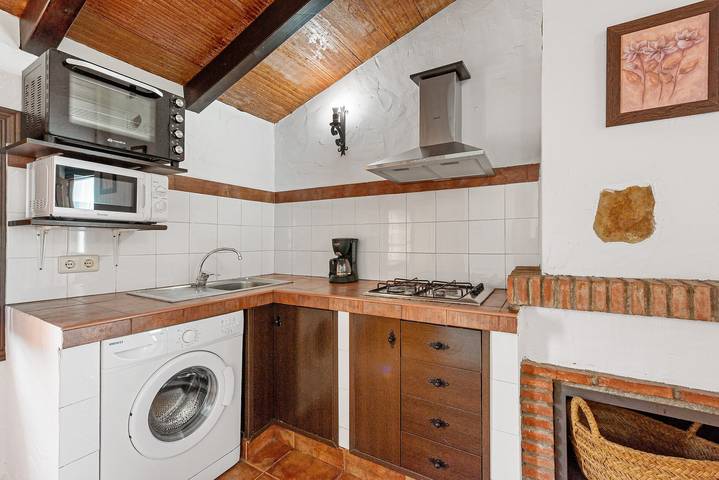 Country House 'El Granero' with Lake View, Shared Pool and Wi-Fi in Campanillas, Almogía