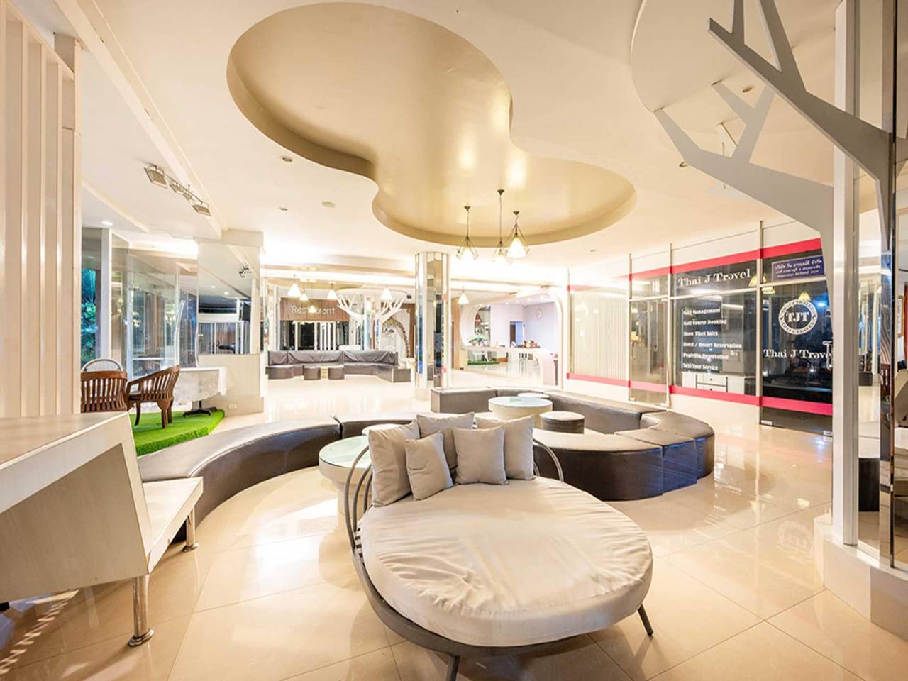 Häpnadsväckande Deluxe Triple vid söndag Ja in Pattaya, Chon Buri