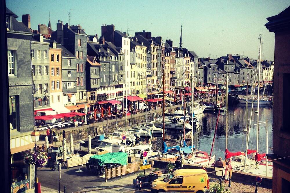 Ganze Wohnung, Zentral gelegene, renovierte moderne Wohnung mit Blick auf den historischen Hafen in Honfleur, Lisieux und Umgebung