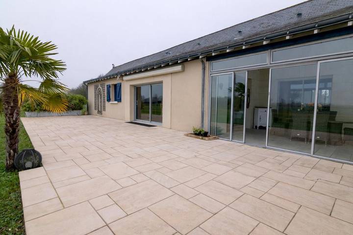 Location de vacances pour 10 personnes, avec vue ainsi que piscine et terrasse à Longué-Jumelles - 3