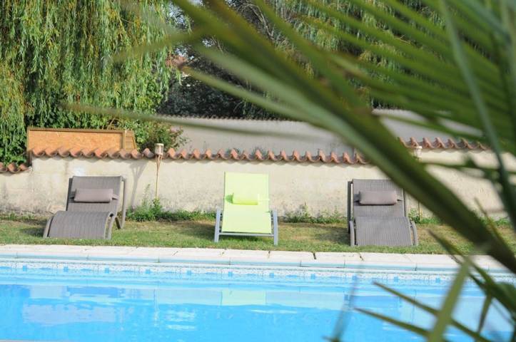 Location de vacances pour 2 personnes, avec jardin ainsi que piscine et vue à Champagne-et-Fontaine - 2