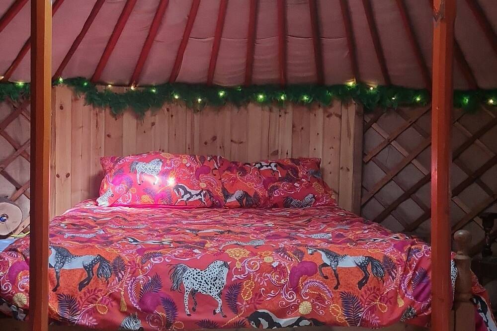 Traditional Yurt, woodburner, private loo, outdoor shower, woodfired hottub. in Gloucestershire