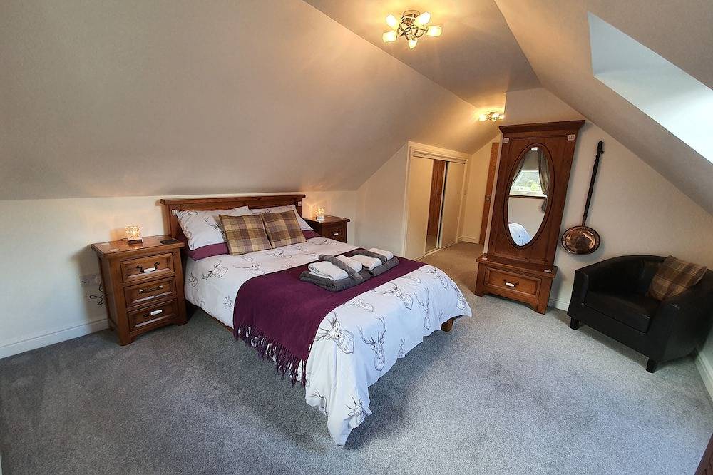 Spacious Highland Getaway*All rooms en-suite* (3rd Bedroom optional extra) in Glencoe, Loch Linnhe