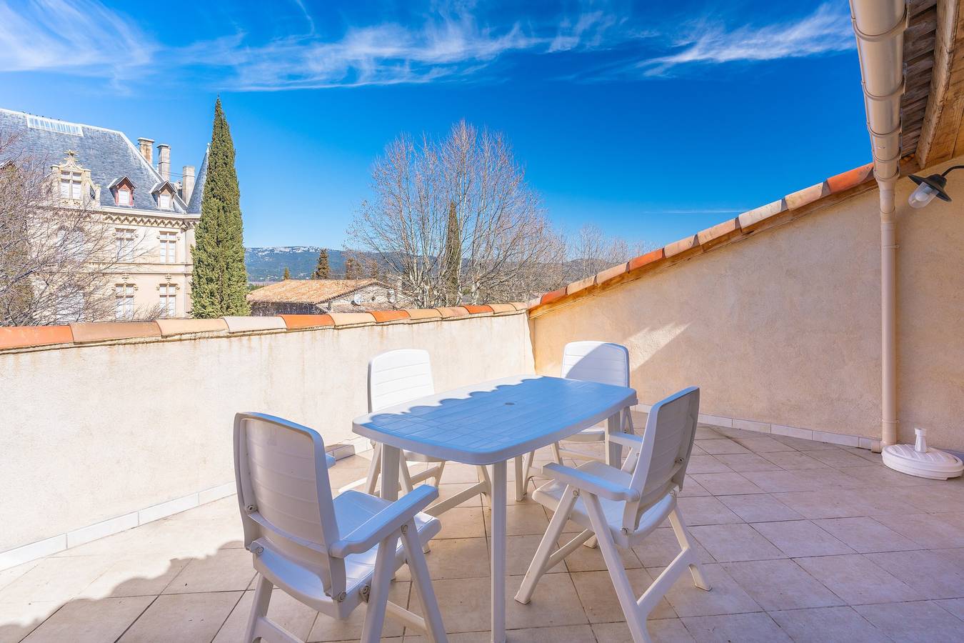 Ganze Wohnung, Ferienwohnung "5 - Au village F3 - climatisé terrasse" mit A/C in Charleval, Aix-en-Provence und Umgebung