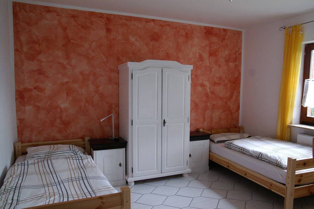Ganze Wohnung, Ruhige, ebenerdige Wohnung mit Garten, Wlan kostenlos, private Atmosphäre in Frankenberg (Eder), Waldecker Land