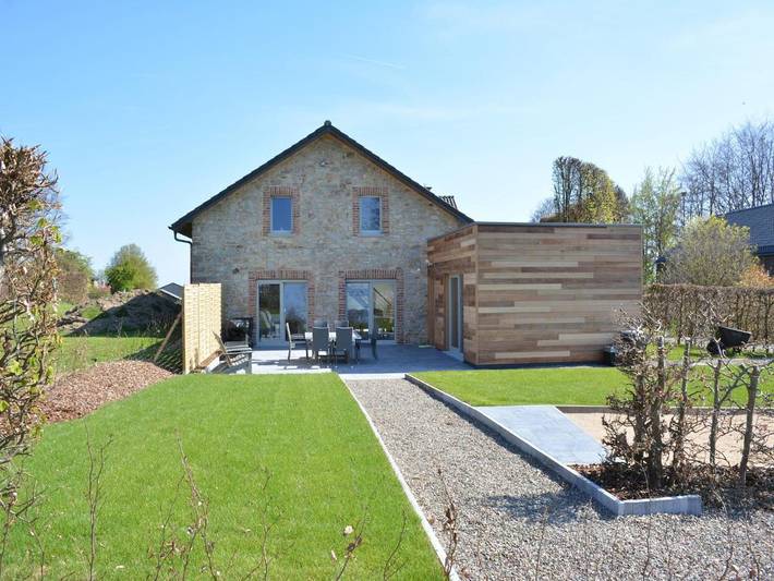 Location de vacances pour 8 personnes, avec terrasse et sauna ainsi que vue sur le lac et jardin dans Ovifat