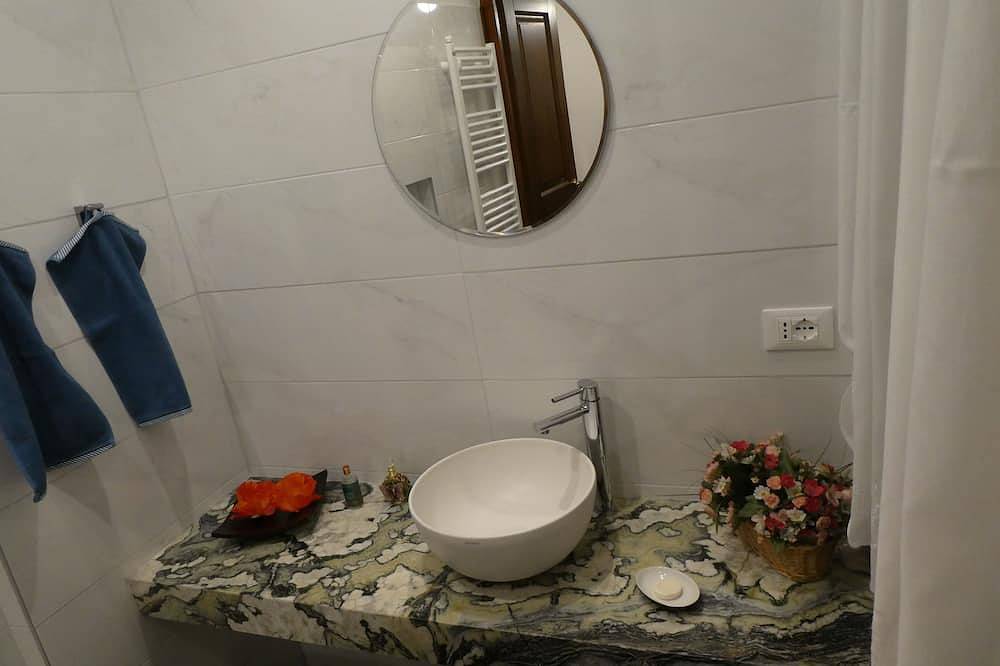 Haus im paradiesischen Garten oberhalb v. Gargnano für Individualisten u. Kinder in Gargnano, Gardasee-Berge